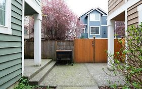 Snug Suite Near Greenlake!